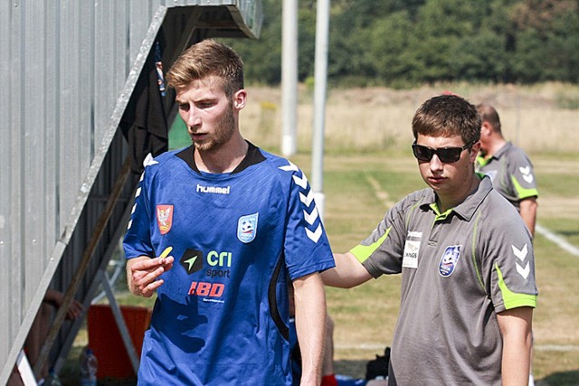 Mikołaj Czernatowicz (z lewej) w Bolesławcu zagrał przeciwko byłym klubowym kolegom