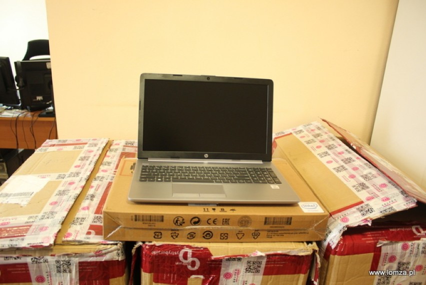Łomża. Kolejne 61 laptopów trafi do najbiedniejszych uczniów. To dzięki projektowi "Zdalna Szkoła+"