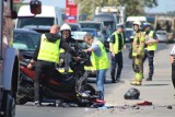 Bełchatów. Kierujący samochodem osobowym doprowadził do zderzenia z motocyklistą. Kierowca jednośladu został ranny i trafił do szpitala FOTO