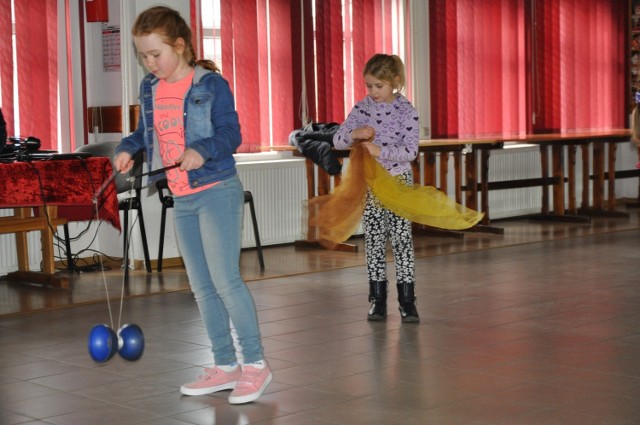 Podczas wczorajszych zajęć dzieci ćwiczyły m.in. żonglerkę chustami i kręcenie talerzami
