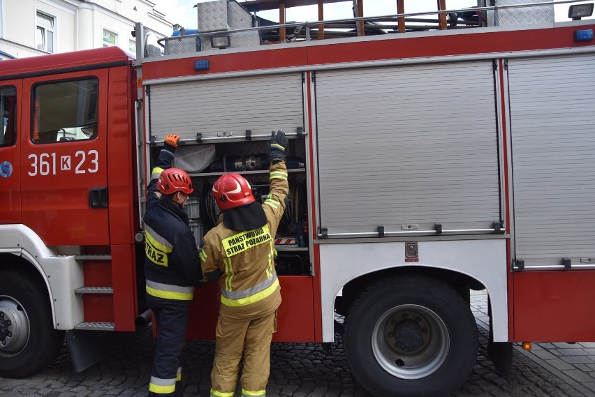 Tarnów. Straż pożarna uwalniała mężczyznę, który zatrzasnął się w publicznej toalecie