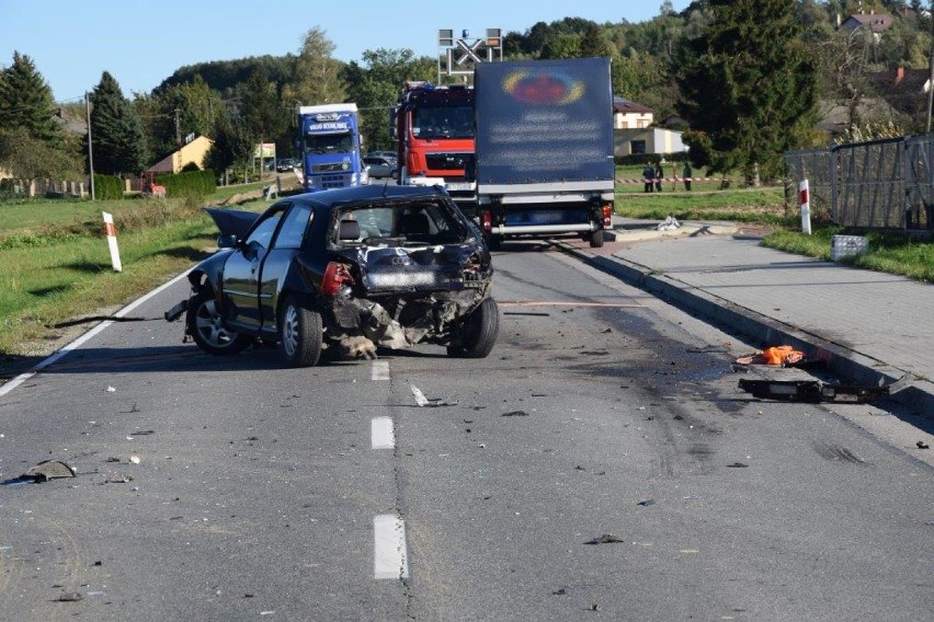 Wypadek w Kończyskach na drodze wojewódzkiej nr 980. Dwie osoby trafiły do szpitala. Policja ustala okoliczności zderzenia [ZDJECIA]