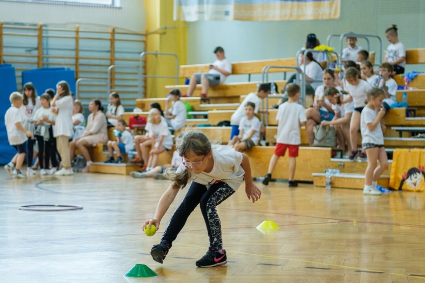 Tarnów. Dzieci świetnie się bawiły podczas Wakacyjnej Olimpiady Sportowej w hali TOSiR przy ulicy Krupniczej [ZDJĘCIA]