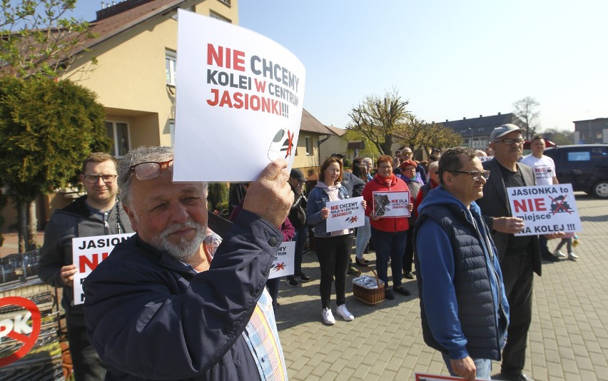 Protest przeciwko CPK w gminie Trzebownisko.  Jasionka to nie miejsce na kolej  [Zdjęcia]