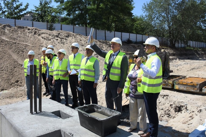 Gocław czeka na nowy dom kultury. Wmurowano kamień węgielny pod budowę Centrum Edukacyjno-Kulturalnego
