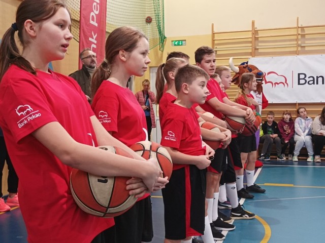 W głogowskiej SP 8 uczniowie trenowali z koszykarzami
