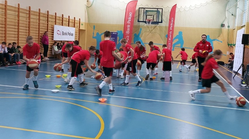 W głogowskiej SP 8 uczniowie trenowali z koszykarzami....