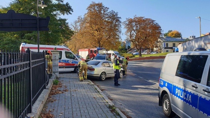 W Sandomierzu samochód uderzył w ogrodzenie. Kierowca w szpitalu. Zobacz zdjęcia