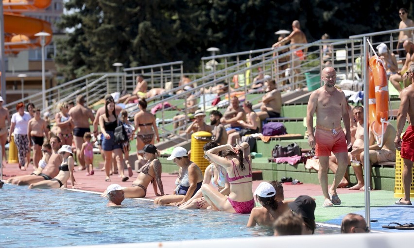 Tłumy na odkrytych basenach ROSiR w Rzeszowie [ZDJĘCIA]