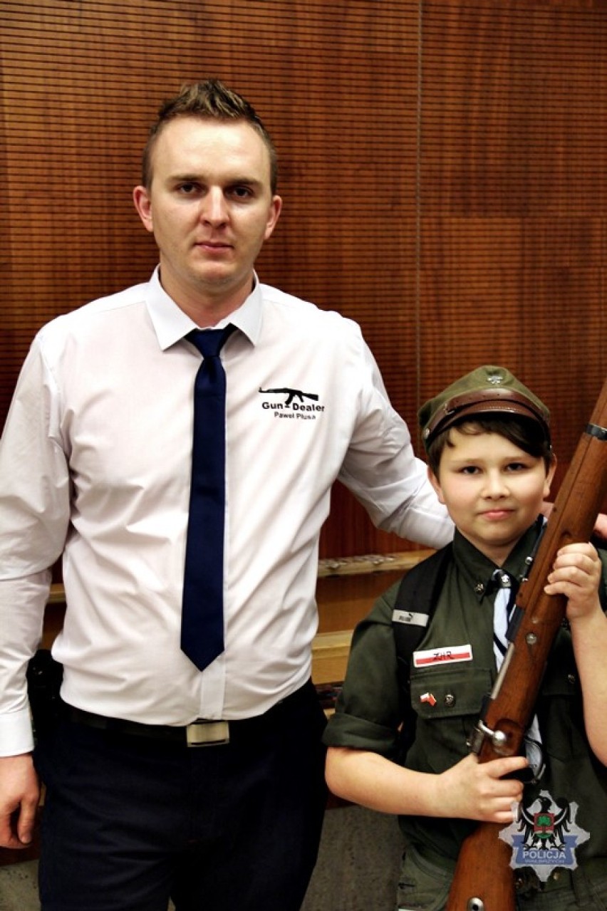 Wałbrzyski policjant w Warszawie podczas Międzynarodowej Nocy Muzeów zaprezentował broń historyczną i współczesną