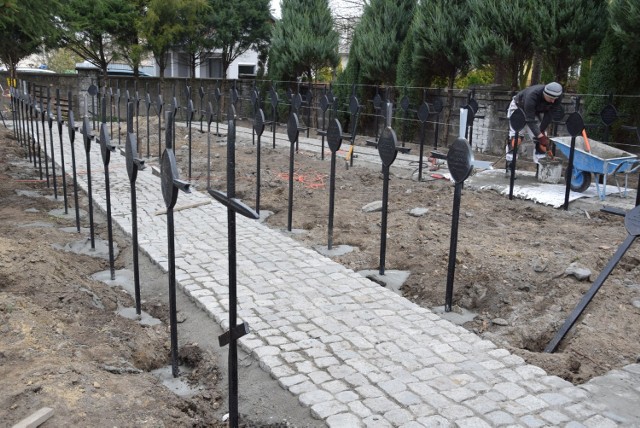 Trwa renowacja krzyży żeliwnych w wojskowej części cmentarza klasztornego w Jędrzejowie. Prace potrwają do końca roku.
