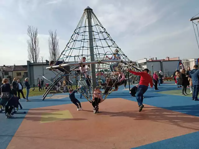 Plac zabaw przy Parku Strzeleckim w Tarnowie to ulubione miejsce spędzania wolnego czasu przez najmłodszych mieszkańców miasta i regionu. W niedzielę (19 marca) ustawione na nim urządzenia do zabawy były dosłownie oblegane przez dzieci
