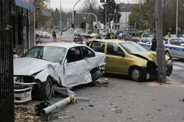 Rozpędzone BMW wpadło na chodnik. Zginęły dwie osoby