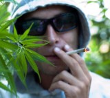42-letni mężczyzna szedł ulicami Szczytna i palił marihuanę