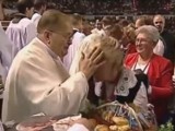 Ojciec Rydzyk przyjmuje datki od słuchaczy Radia Maryja. Nie chce dać się pocałować [wideo]