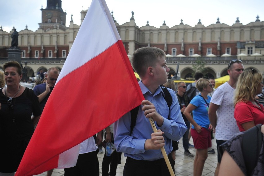 Krakowianie uczcili pamięć powstańców minutą ciszy [ZDJĘCIA]