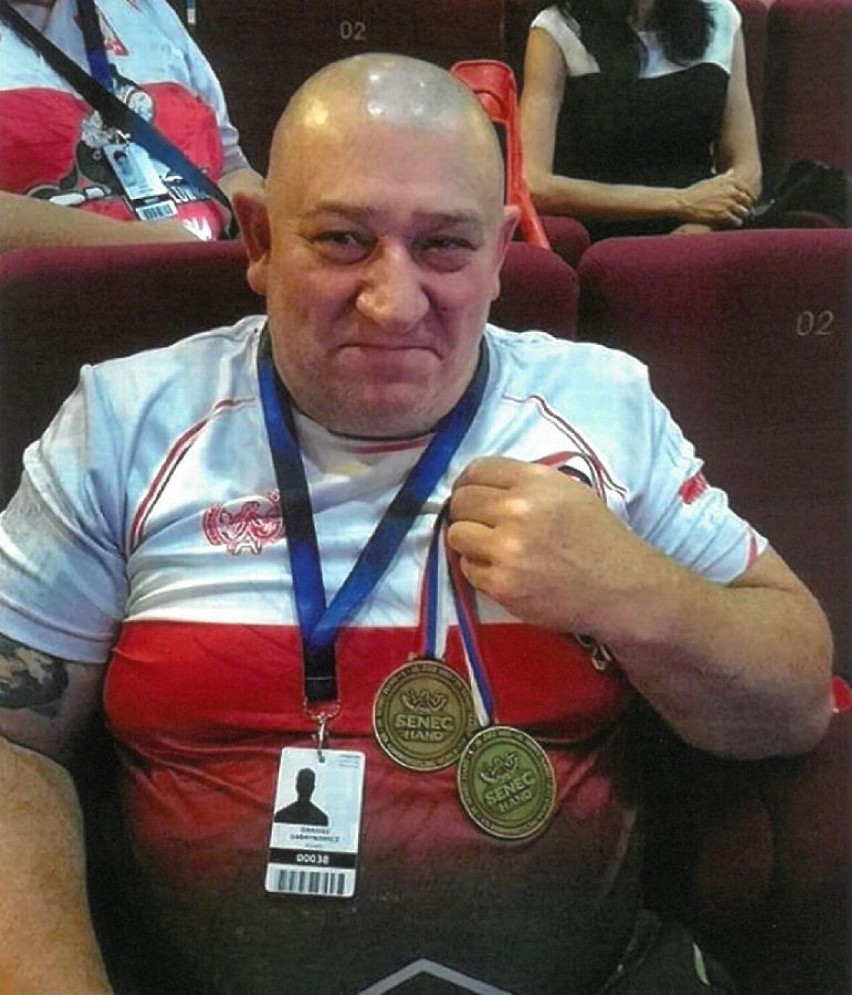 Dariusz Gabrynowicz, wicemistrz świata w armwrestlingu, dostał medal  od burmistrza