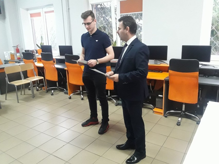 W ZSE-E w Radomsku uczniowie odebrali certyfikaty CISCO i...