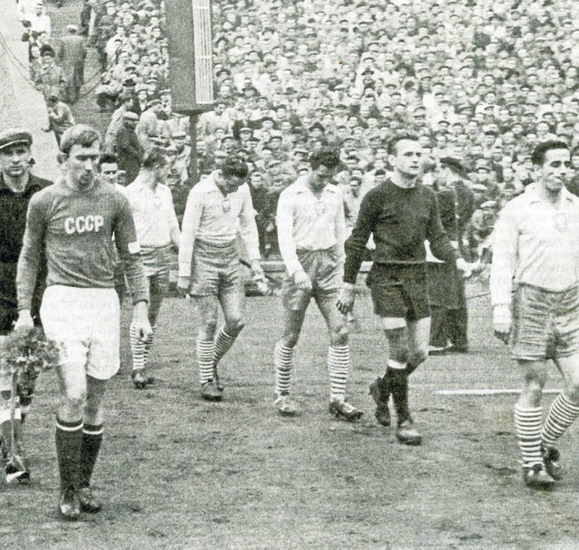20 października 1957 r., Stadion Śląski. Na czele Polski jej kapitan Gerard Cieślik, drużynę ZSRR prowadzi Igor Netto, za nim słynny Lew Jaszyn.