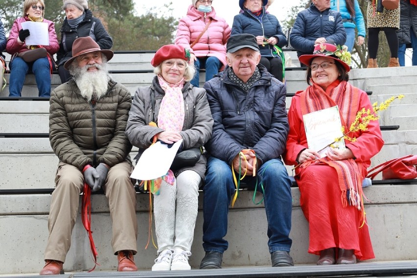 Seniorzy ze Śremu powitali wiosnę w amfiteatrze nad jeziorem...