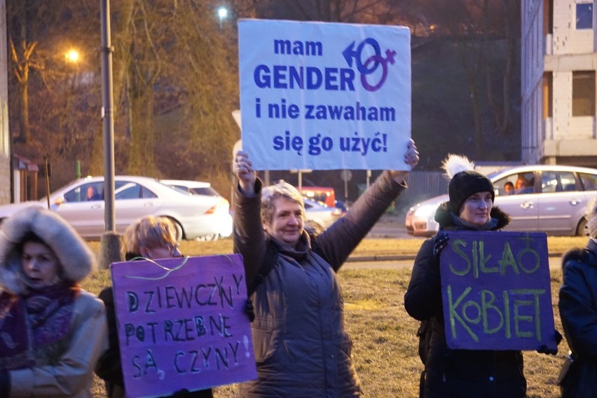 Międzynarodowy Strajk Kobiet pod pomnikiem Kazimierza Wielkiego w Bydgoszczy [zdjęcia, wideo]