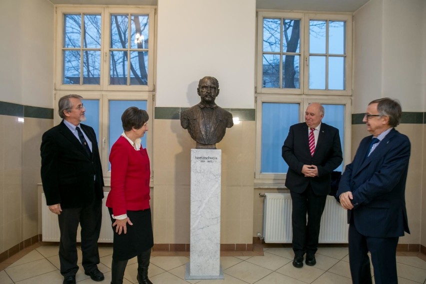 Popiersie stanęło w budynku SU przy ul. Kopernika 23