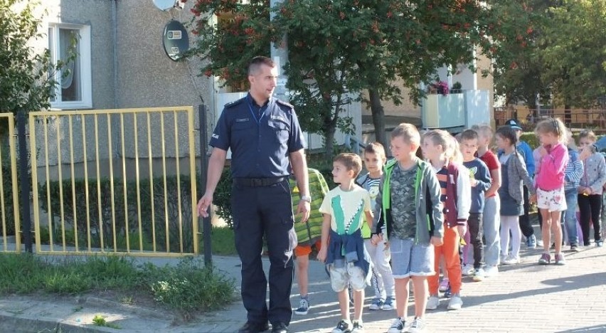 Policjanci odwiedzają szkoły i uczą dzieci jak się zachować na drodze (FOTO)