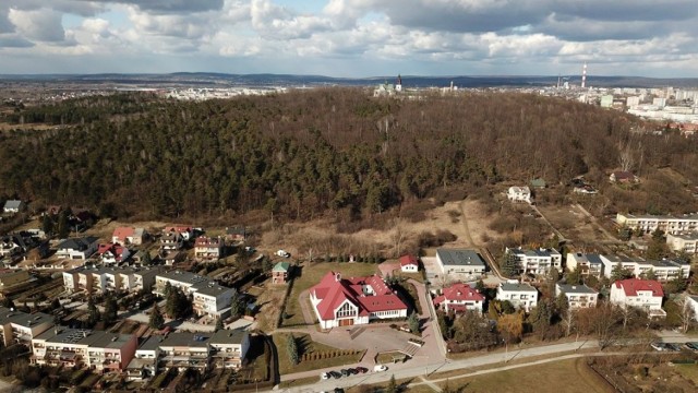 Teren za kościołem, tuż przy Karczówce będzie prawdopodobnie wkrótce zabudowany.