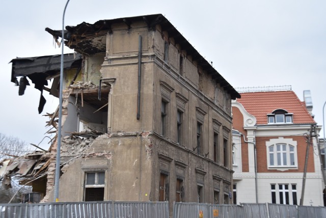 Trwa wyburzanie budynku przy ul. II Armii 2 w wałbrzyskim Sobięcinie