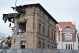Znika wyburzany budynek przy ul. II Armii 2 w wałbrzyskim Sobięcinie. Zobaczcie