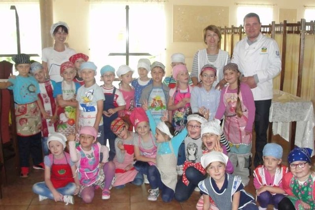 Warsztaty pierogowe przedszkolaków z Bajki w ,,Impresji'' w Pleszewie