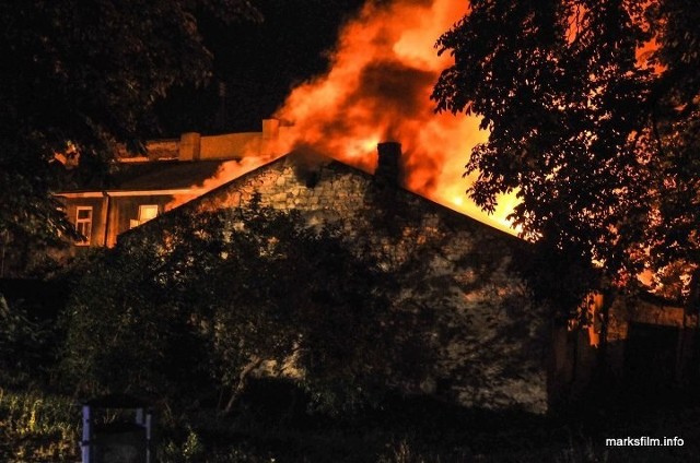 W nocy z czwartku na piątek wybuchł pożar pustostanu przy ul. Sienkiewicza. W bezpośrednim sąsiedztwie palącego się budynku znajdowała się kamienica. Strażacy podejrzewają, że przyczyną pożaru było zaprószenie ognia.