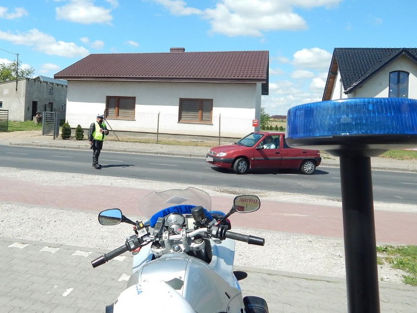 Policyjne kontrole na drodze wojewódzkiej w powiecie radziejowskim. Posypały się mandaty [zdjęcia]