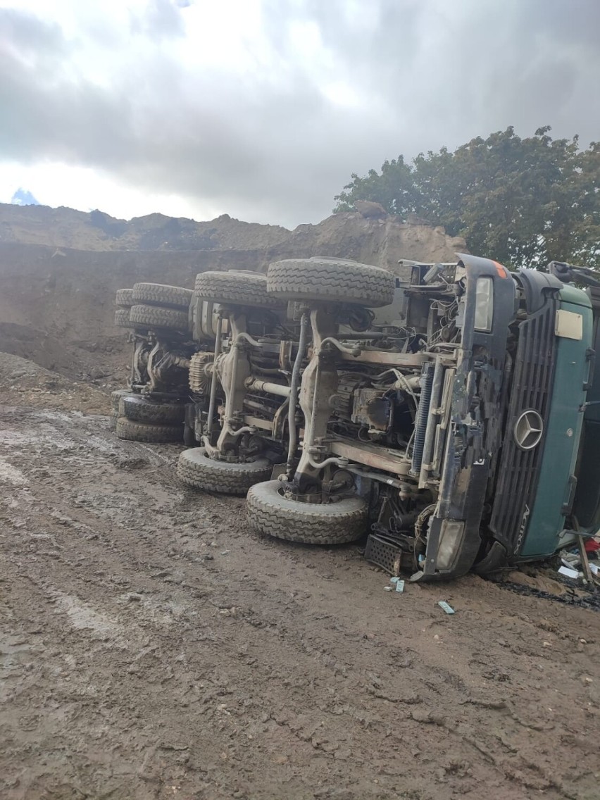 W miejscowości Turze, ciężarówka przewróciła się na bok. Jedna osoba jest ranna