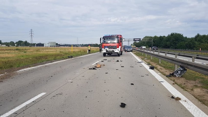 Poranny wypadek na A4 pod Legnicą. Samochód dachował, dwie osoby ranne [ZDJĘCIA]