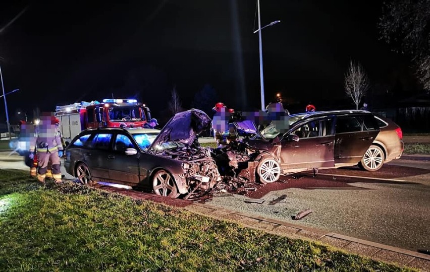 Czołowe zderzenie dwóch samochodów w Pruszczu. Cztery osoby poszkodowane