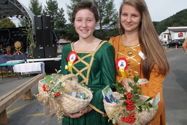 Piknik w Sękowej z okazji lokacji wsi - znakiem rozpoznawczym były baloniki i naklejki z napisem Kocham Sękową