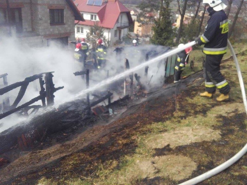 Niemal doszczętnie spłonął budynek w pożarze w Somoninie.