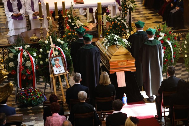 Ceremonia pogrzebowa rozpoczęła się mszą w kościele św. Anny, a w samo południe rozpoczął się pogrzeb na Cmentarzu Salwatorskim