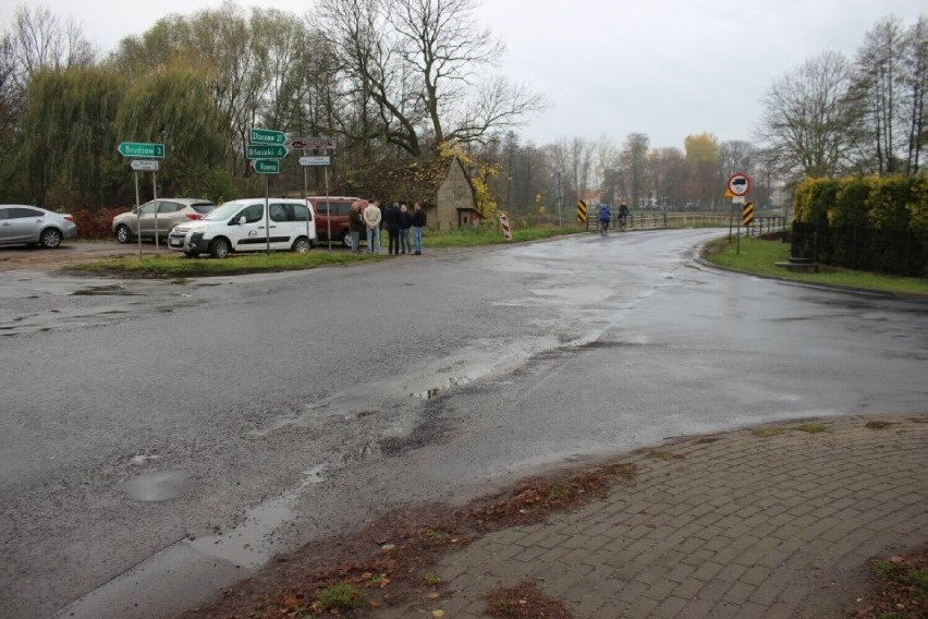 Rusza gruntowna przebudowa mostu na powiatowej drodze w Gruszczycach w gminie Błaszki. Uwaga, będą objazdy. Jakie, od kiedy? ZDJĘCIA, MAPA