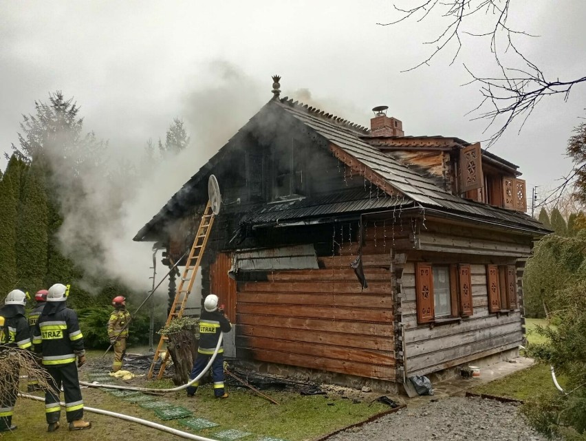 W Chołowicach w powiecie przemyskim spalił się drewniany dom letniskowy [ZDJĘCIA]