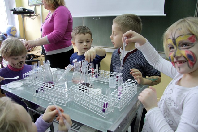 Gdy rodzice zapoznają się z ofertą edukacyjną, dzieci mogą wypróbować oferowane przez placówki kolorowe pracownie, pływalnie a nawet ścianki wspinaczkowe.