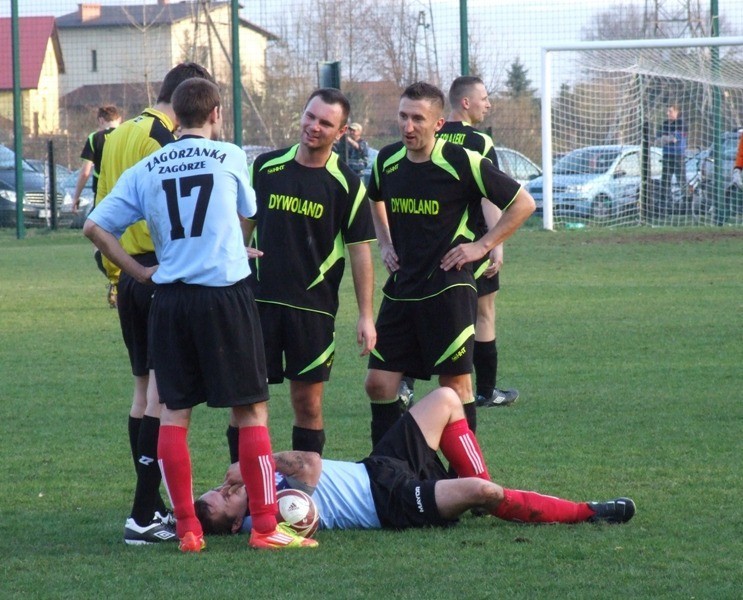 Soła Łęki potrzebowała impulsu, by pokonać u siebie Zagórzankę 2:1, w zaległym meczu V ligi Wadowice