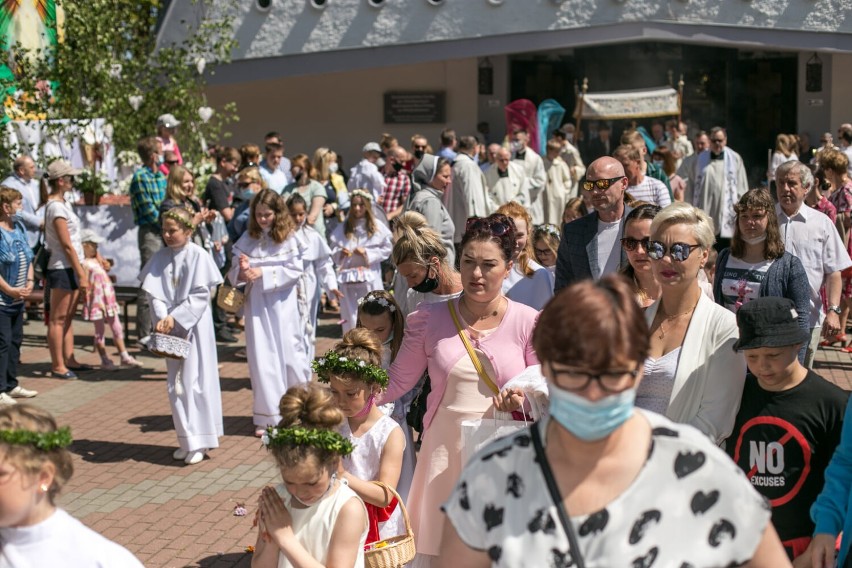 Boże Ciało we Władysławowie (parafia Wniebowzięcia NMP). Widowiskowo uczcili Jezusa Chrystusa w Najświętszym Sakramencie. | ZDJĘCIA