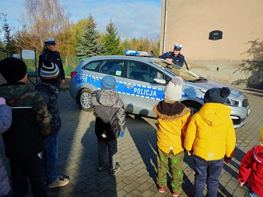 Funkcjonariusze złotowskiej drogówki mówili o bezpieczeństwie i policyjnym sprzęcie. Nie zabrakło odblasków i wspólnych zdjęć