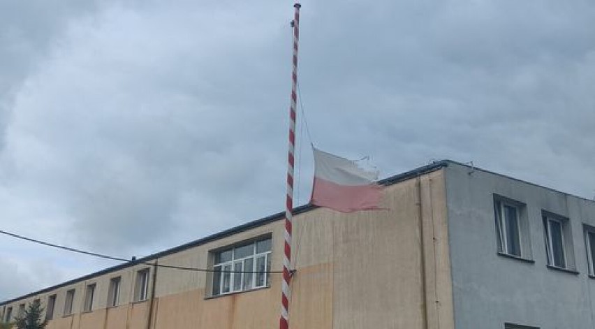 Polska flaga w strzępach na maszcie przy placówce... podległej starostwu sztumskiemu! ZDJĘCIA
