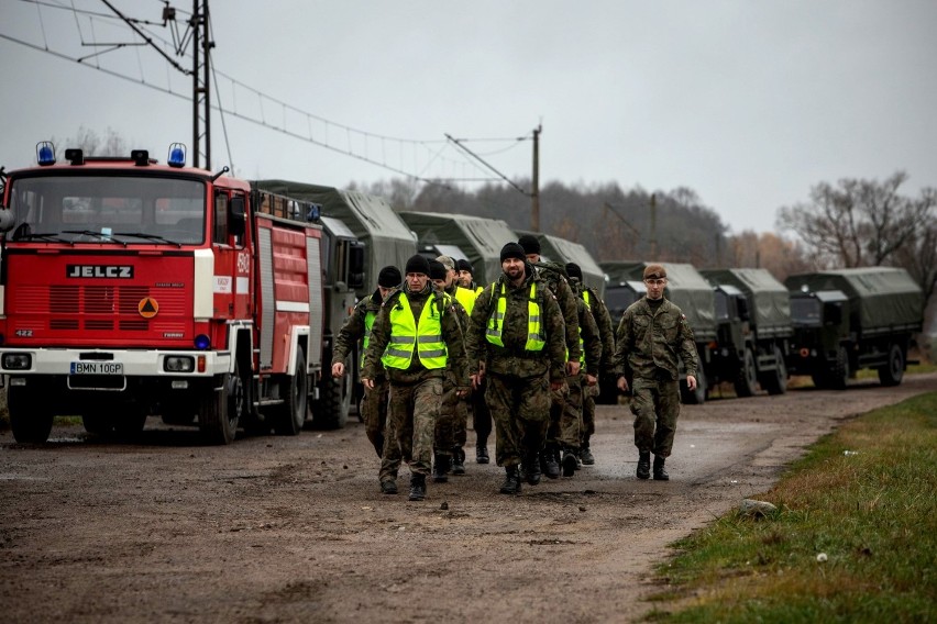 Terytorialsi układali wał przeciwpowodziowy i szukali zaginionych. Wspólne szkolenie podlaskich Terytorialsów i służb [zdjęcia]