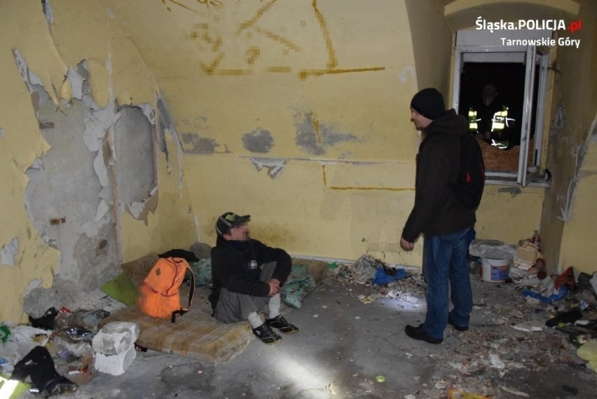Funkcjonariusze z Tarnowskich Gór pomagają bezdomnym