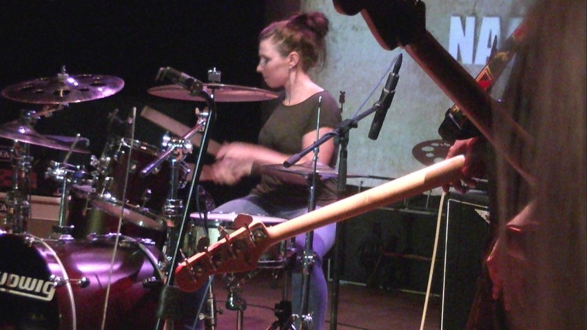 Hania Brzezinska - świetna perkusistka grupy Nadmiar