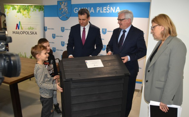 Podpisaniu umowy pomiędzy urzędem marszałkowskim i gminą Pleśna towarzyszyło przekazanie bonusowego kompostownika dla miejscowego przedszkola. Służyć ma on m.in. edukacji ekologicznej